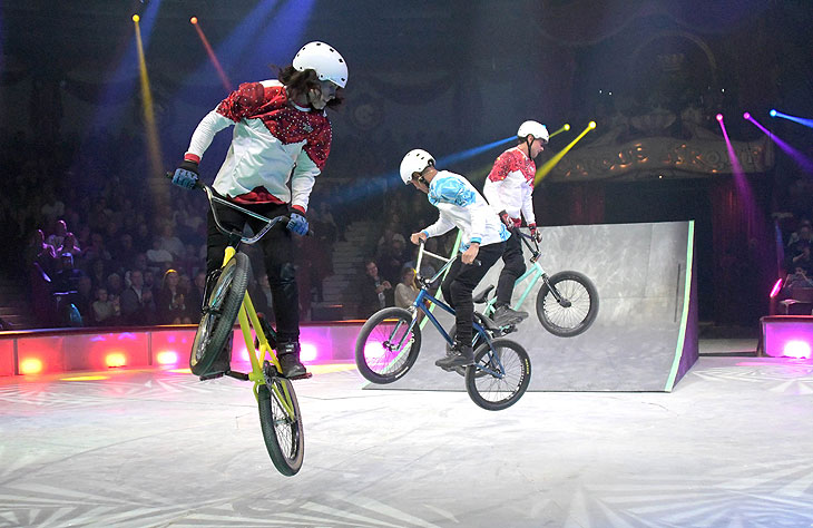 Ordonez im Winterprogramm "Freestyle" des Circus Krone 2025 (©Foto: Ingrid Grossmann) 